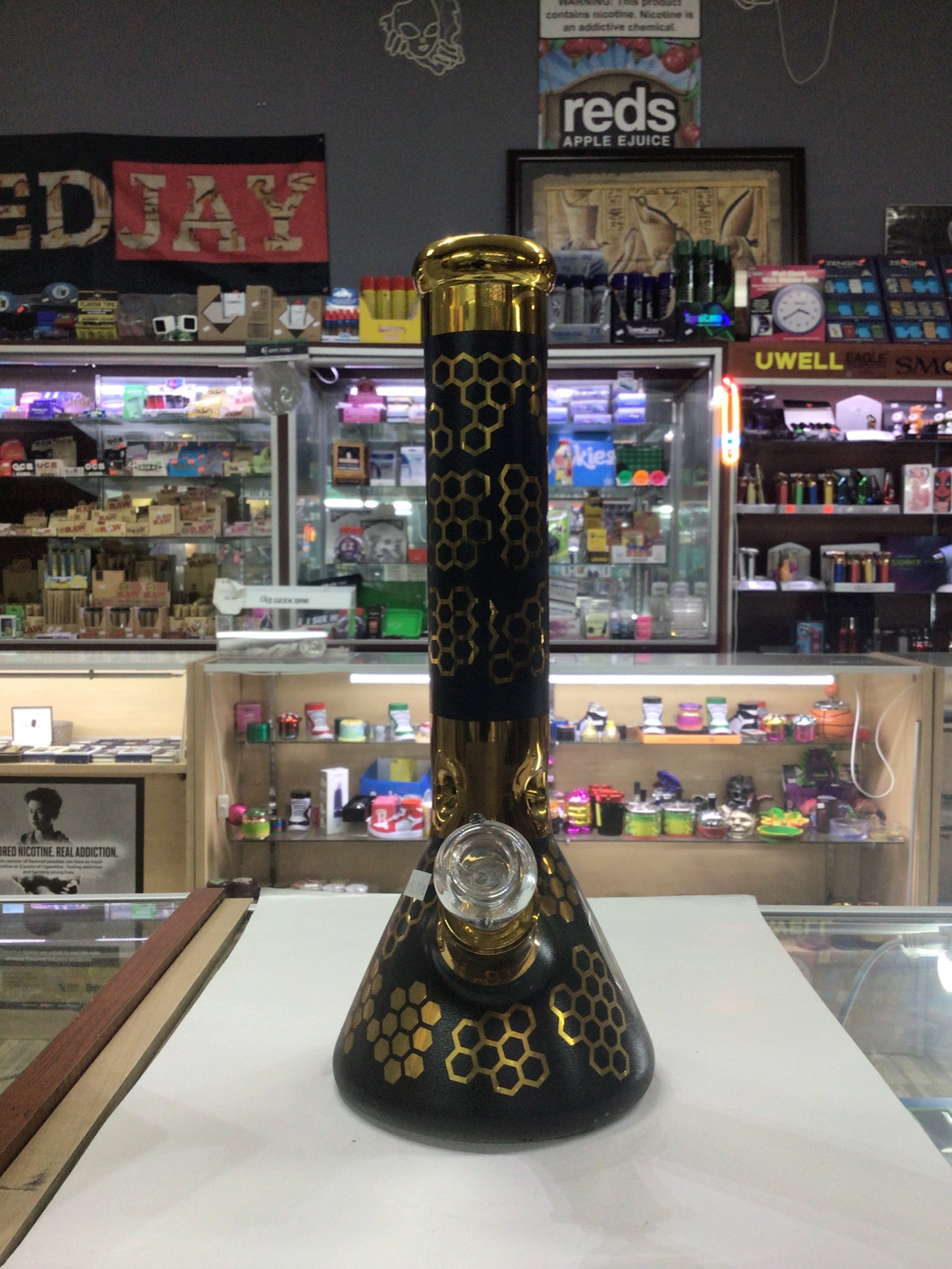 Water pipe- gold honey comb design